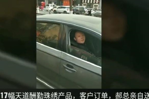 為了讓客戶滿意，這個老板選擇親自送貨  