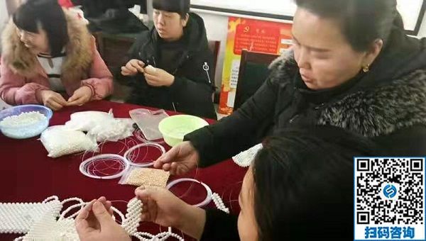 走進(jìn)社區(qū)，讓珠繡手工成為大家脫貧致富的一件法寶！----記手工之家走進(jìn)社區(qū)培訓(xùn)串珠手工活動(dòng)