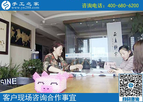 5月19日，珠繡，這個可以帶回家做的手工活不設(shè)限，殘疾人也能做。手工之家接待考察加工客戶剪影