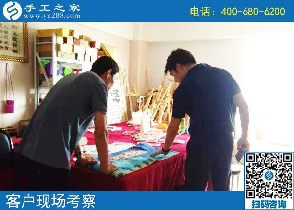 8月14日，把手工活拿回家做，這里的珠繡個人定制很受歡迎，手工之家接待考察加工客戶剪影