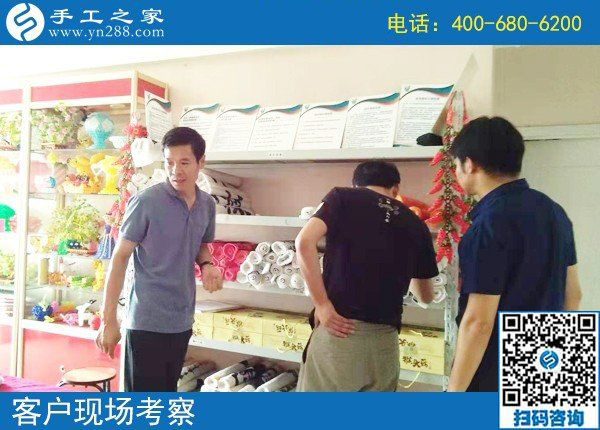 8月14日，把手工活拿回家做，這里的珠繡個人定制很受歡迎，手工之家接待考察加工客戶剪影(圖1)