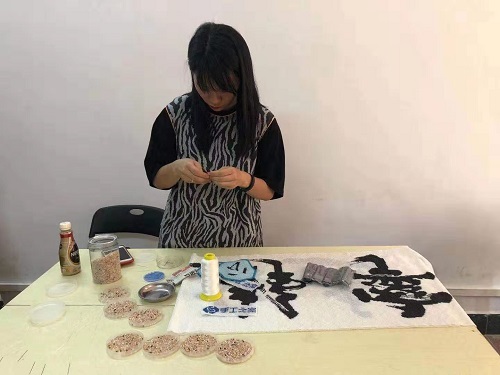 勵(lì)志珠珠繡串珠外發(fā)手工活在廣東！------記手工之家代理加工會(huì)員與當(dāng)?shù)卣餐M織聽障人士學(xué)習(xí)串珠手工技能
