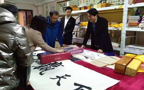 加大珠繡市場化、著重產(chǎn)品創(chuàng)新------記邯鄲學(xué)院文化產(chǎn)業(yè)管理專業(yè)主任一行到手工之家調(diào)研指導(dǎo)
