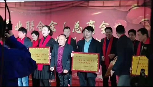 心懷公益、助力扶貧 --- --- 手工之家郝總與邯山區(qū)工商聯(lián)愛(ài)心企業(yè)家一起參加送溫暖春節(jié)慰問(wèn)活動(dòng)