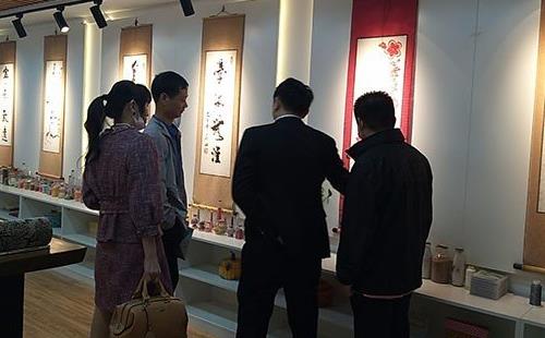 邯鄲市委宣傳部文化產業(yè)改革處張宗強處長、何文毅處長一行蒞臨手工之家參觀指導工作