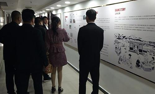 邯鄲市委宣傳部文化產業(yè)改革處張宗強處長、何文毅處長一行蒞臨手工之家參觀指導工作