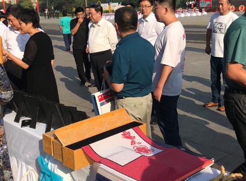 亮相“中國農(nóng)民豐收節(jié)”，勵志珠珠繡等純手工大放異彩(圖2)