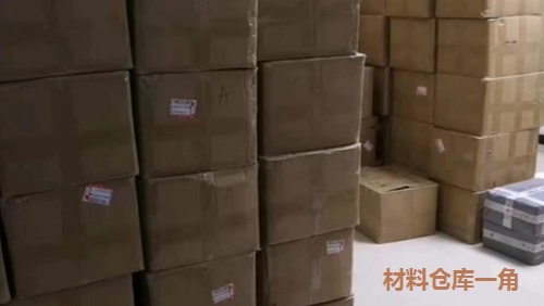 加班到夜里十點(diǎn)，要讓珠繡外發(fā)材料盡快到加工人員的手中(圖2)