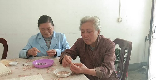從個人加工到創(chuàng)業(yè)組織人做，4年來，她一直在做勵志珠珠繡