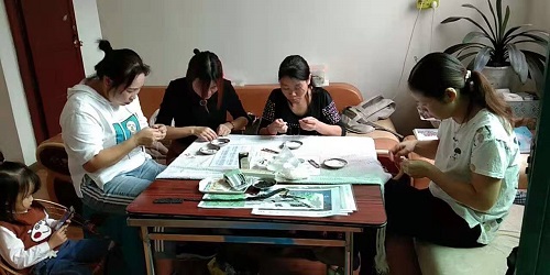 從個人加工到創(chuàng)業(yè)組織人做，4年來，她一直在做勵志珠珠繡