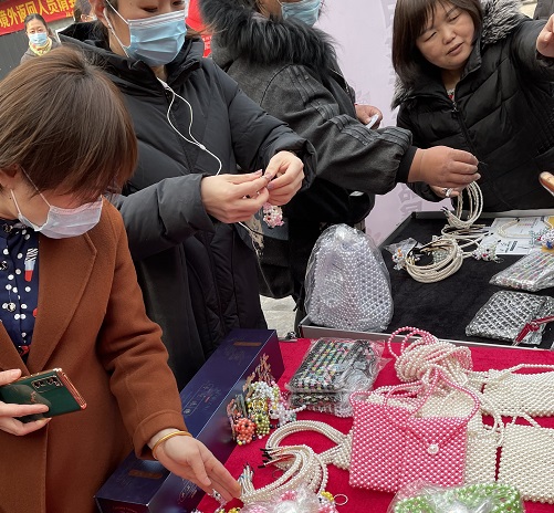 祝福三·八婦女節(jié)，勵志珠珠繡添風采！------記手工之家參加“幸福叢臺、巾幗添彩”手工藝品展
