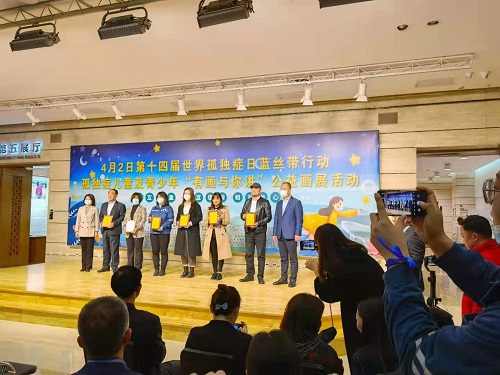 一起給他們關(guān)注、關(guān)心、關(guān)愛-----記手工之家受邀參加藍(lán)絲帶行動(dòng)之孤獨(dú)癥孩子“有畫與你講”公益畫展