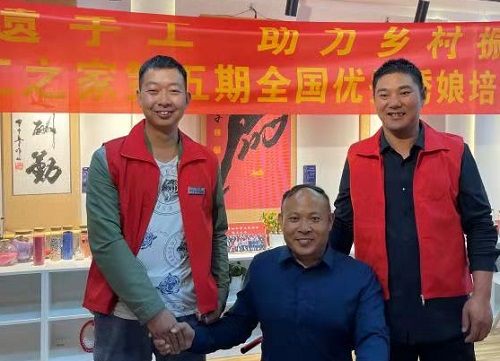 10月4日，拿回家做的手工活，珠繡串珠手工活代理加工項目的加工材料都有啥？看看就知道，圖為手工之家第五期優(yōu)秀繡娘培訓(xùn)會剪影