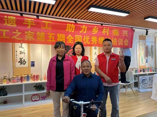 10月4日，拿回家做的手工活，珠繡串珠手工活代理加工項目的加工材料都有啥？看看就知道，圖為手工之家第五期優(yōu)秀繡娘培訓(xùn)會剪影
