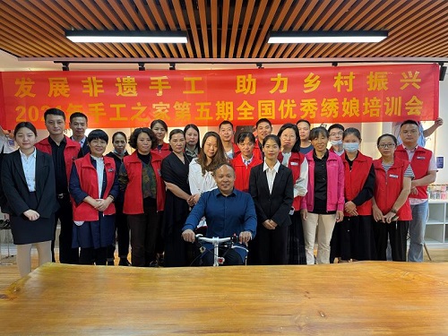 10月4日，拿回家做的手工活，珠繡串珠手工活代理加工項目的加工材料都有啥？看看就知道，圖為手工之家第五期優(yōu)秀繡娘培訓(xùn)會剪影