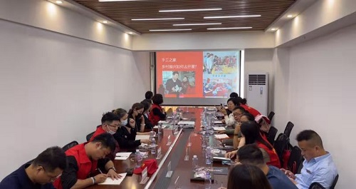 10月8日，重服務、講信譽，在家做手工活，可以帶回家做的手工活，大家都選這個十多年的老企業(yè)，圖為手工之家優(yōu)秀繡娘培訓會剪影