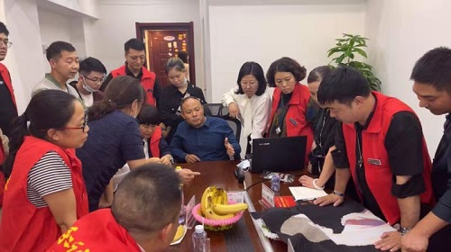 10月8日，重服務、講信譽，在家做手工活，可以帶回家做的手工活，大家都選這個十多年的老企業(yè)，圖為手工之家優(yōu)秀繡娘培訓會剪影