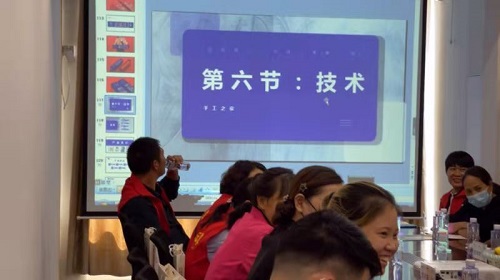 10月8日，重服務、講信譽，在家做手工活，可以帶回家做的手工活，大家都選這個十多年的老企業(yè)，圖為手工之家優(yōu)秀繡娘培訓會剪影