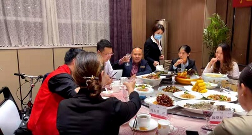 10月9日，實(shí)地考察，想接正規(guī)廠家的手工活，拿回家做的手工活就選非遺項(xiàng)目勵(lì)志珠珠繡，圖為手工之家第五期優(yōu)秀繡娘培訓(xùn)會接待剪影