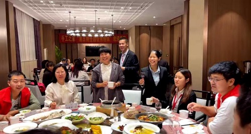 10月9日，實(shí)地考察，想接正規(guī)廠家的手工活，拿回家做的手工活就選非遺項(xiàng)目勵(lì)志珠珠繡，圖為手工之家第五期優(yōu)秀繡娘培訓(xùn)會接待剪影