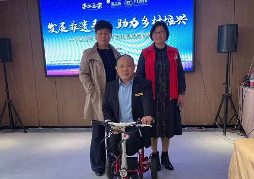 10月14日，手工活拿回家做，想接正規(guī)廠家的手工活，選擇非遺項(xiàng)目勵(lì)志珠珠繡的人很多，圖為手工之家歷次優(yōu)秀繡娘培訓(xùn)會(huì)部分參訓(xùn)人員與郝總合影