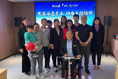 10月14日，手工活拿回家做，想接正規(guī)廠家的手工活，選擇非遺項(xiàng)目勵(lì)志珠珠繡的人很多，圖為手工之家歷次優(yōu)秀繡娘培訓(xùn)會(huì)部分參訓(xùn)人員與郝總合影