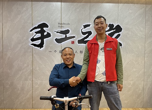 10月14日，手工活拿回家做，想接正規(guī)廠家的手工活，選擇非遺項(xiàng)目勵(lì)志珠珠繡的人很多，圖為手工之家歷次優(yōu)秀繡娘培訓(xùn)會(huì)部分參訓(xùn)人員與郝總合影