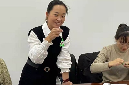 大冬天在家做點(diǎn)什么能掙錢？手工活加工挺不錯(cuò)(圖1)