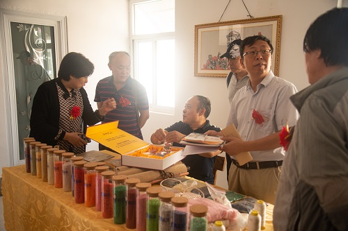 10月29日，拿回家做的手工活，想接正規(guī)企業(yè)的手工活，實地考察重不重要？圖為手工之家創(chuàng)始人參加一些活動的剪影