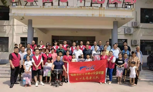 10月29日，拿回家做的手工活，想接正規(guī)企業(yè)的手工活，實地考察重不重要？圖為手工之家創(chuàng)始人參加一些活動的剪影