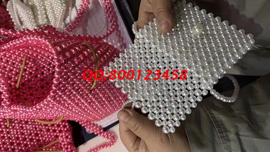 11月28日，可以寄到家做的手工活，在家做手工活掙錢就來(lái)手工之家，圖為成品倉(cāng)庫(kù)驗(yàn)收的勵(lì)志珠珠繡珠包產(chǎn)品實(shí)拍(圖2)