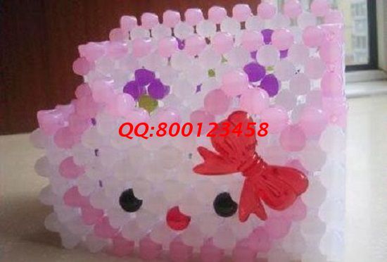 2月14日，在家做手工加工活，選擇了正規(guī)企業(yè)手工之家，還有人問這里的手工活一天能賺多少錢，圖為勵志珠珠繡串珠（實(shí)用）產(chǎn)品細(xì)節(jié)
