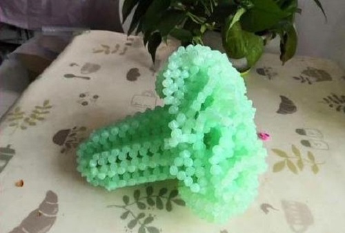 3月12日，穩(wěn)定可靠的手工活加工項目，正規(guī)外發(fā)手工活，選擇十多年的手工企業(yè)手工之家，圖為勵志珠珠繡串珠成品實拍