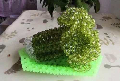 3月12日，穩(wěn)定可靠的手工活加工項目，正規(guī)外發(fā)手工活，選擇十多年的手工企業(yè)手工之家，圖為勵志珠珠繡串珠成品實拍