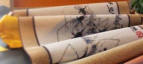 3月13日，在家做手工活，正規(guī)手工活外發(fā)加工企業(yè)的材料倉(cāng)庫(kù)，是這樣對(duì)外寄發(fā)材料的，圖為勵(lì)志珠珠繡成品細(xì)節(jié)實(shí)拍