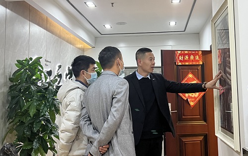 3月23日，想接正規(guī)廠家的手工活，純手工活外發(fā)加工項目，十多年的手工之家有非遺傳統(tǒng)手工珠繡，圖為手工之家接待考察合作加工客戶剪影