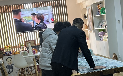 3月23日，想接正規(guī)廠家的手工活，純手工活外發(fā)加工項目，十多年的手工之家有非遺傳統(tǒng)手工珠繡，圖為手工之家接待考察合作加工客戶剪影