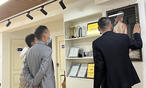 3月23日，想接正規(guī)廠家的手工活，純手工活外發(fā)加工項目，十多年的手工之家有非遺傳統(tǒng)手工珠繡，圖為手工之家接待考察合作加工客戶剪影