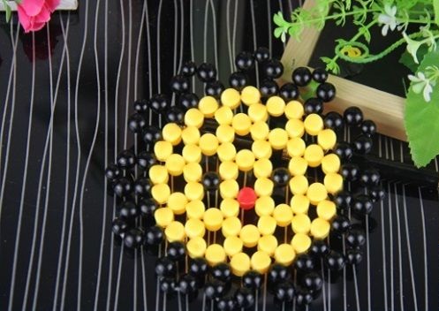 3月27日，年輕人也喜歡在家工作，把手工活拿回家做，手工之家會(huì)提供成品參考和驗(yàn)收標(biāo)準(zhǔn)，圖為勵(lì)志珠珠繡串珠手工產(chǎn)品剪影