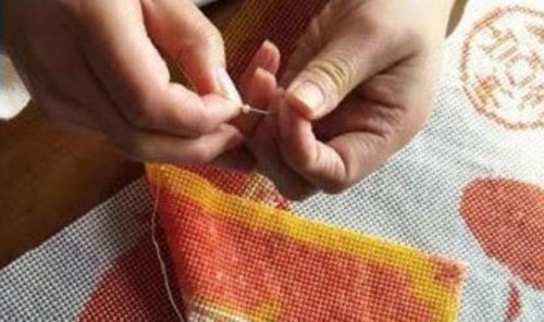 4月2日，在家做手工活掙錢，寄到家做的手工活，這個(gè)外發(fā)手工活的加工費(fèi)如何結(jié)算？圖為勵(lì)志珠珠繡串珠手工產(chǎn)品剪影
