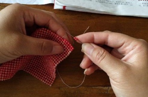 4月2日，在家做手工活掙錢，寄到家做的手工活，這個(gè)外發(fā)手工活的加工費(fèi)如何結(jié)算？圖為勵(lì)志珠珠繡串珠手工產(chǎn)品剪影