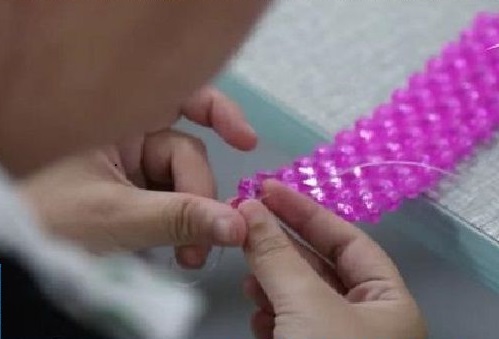 4月2日，在家做手工活掙錢，寄到家做的手工活，這個(gè)外發(fā)手工活的加工費(fèi)如何結(jié)算？圖為勵(lì)志珠珠繡串珠手工產(chǎn)品剪影