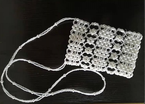 4月24日，可以寄到家做的手工活，手工活兼職，手工活外發(fā)加工企業(yè)手工之家的服務(wù)，合作前后都好，圖為勵(lì)志珠珠繡串珠手工珠包產(chǎn)品剪影