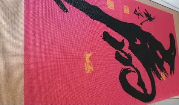 5月9日，手工外發(fā)加工網(wǎng)，全國正規(guī)手工活平臺有哪些，手工之家的加工人員在交流中成為朋友，圖為勵志珠珠繡串珠手工產(chǎn)品剪影