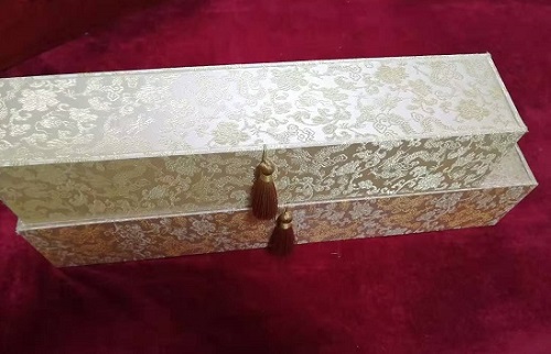 5月12日，農(nóng)村手工活加工項(xiàng)目代，帶回家做手工活，手工之家這樣做，大家自然很放心，圖為勵(lì)志珠珠繡手工產(chǎn)品多款外包裝剪影