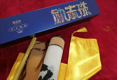 5月12日，農(nóng)村手工活加工項(xiàng)目代，帶回家做手工活，手工之家這樣做，大家自然很放心，圖為勵(lì)志珠珠繡手工產(chǎn)品多款外包裝剪影