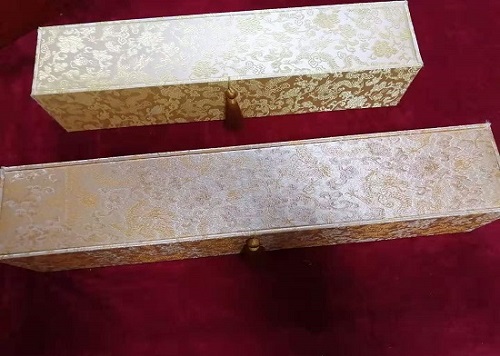 5月12日，農(nóng)村手工活加工項(xiàng)目代，帶回家做手工活，手工之家這樣做，大家自然很放心，圖為勵(lì)志珠珠繡手工產(chǎn)品多款外包裝剪影