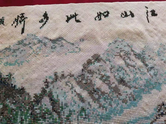5月14日，在家做的手工活正規(guī)平臺，拿回家做的手工活，手工之家的珠繡串珠驗收標準明確，合作資料里就有，圖為勵志珠珠繡串珠手工產(chǎn)品剪影