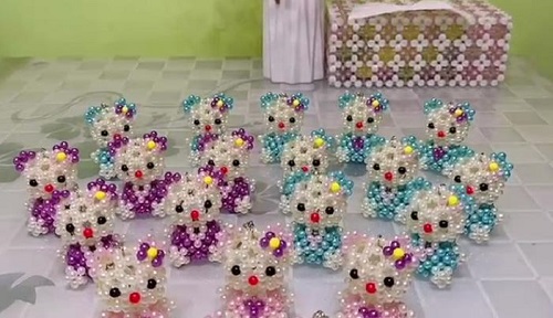 5月15日，招聘手工活加工，拿回家做的手工活大批，手工之家的珠繡串珠外發(fā)手工活時間自由，但不是絕對的自由，圖為繡娘創(chuàng)新勵志珠珠繡手工產(chǎn)品剪影