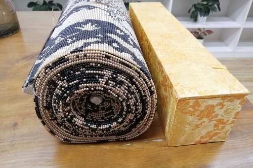 5月17日，在家做的手工活正規(guī)平臺，正規(guī)手工活大批量外發(fā)加工，不斷創(chuàng)新的手工之家給大家發(fā)展的美好前景和希望，圖為勵志珠珠繡手工（清明上河圖）細(xì)節(jié)剪影